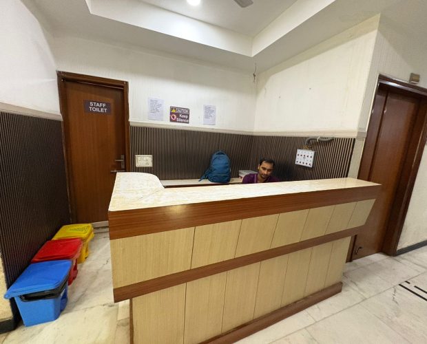 Khanna ospital reception counter